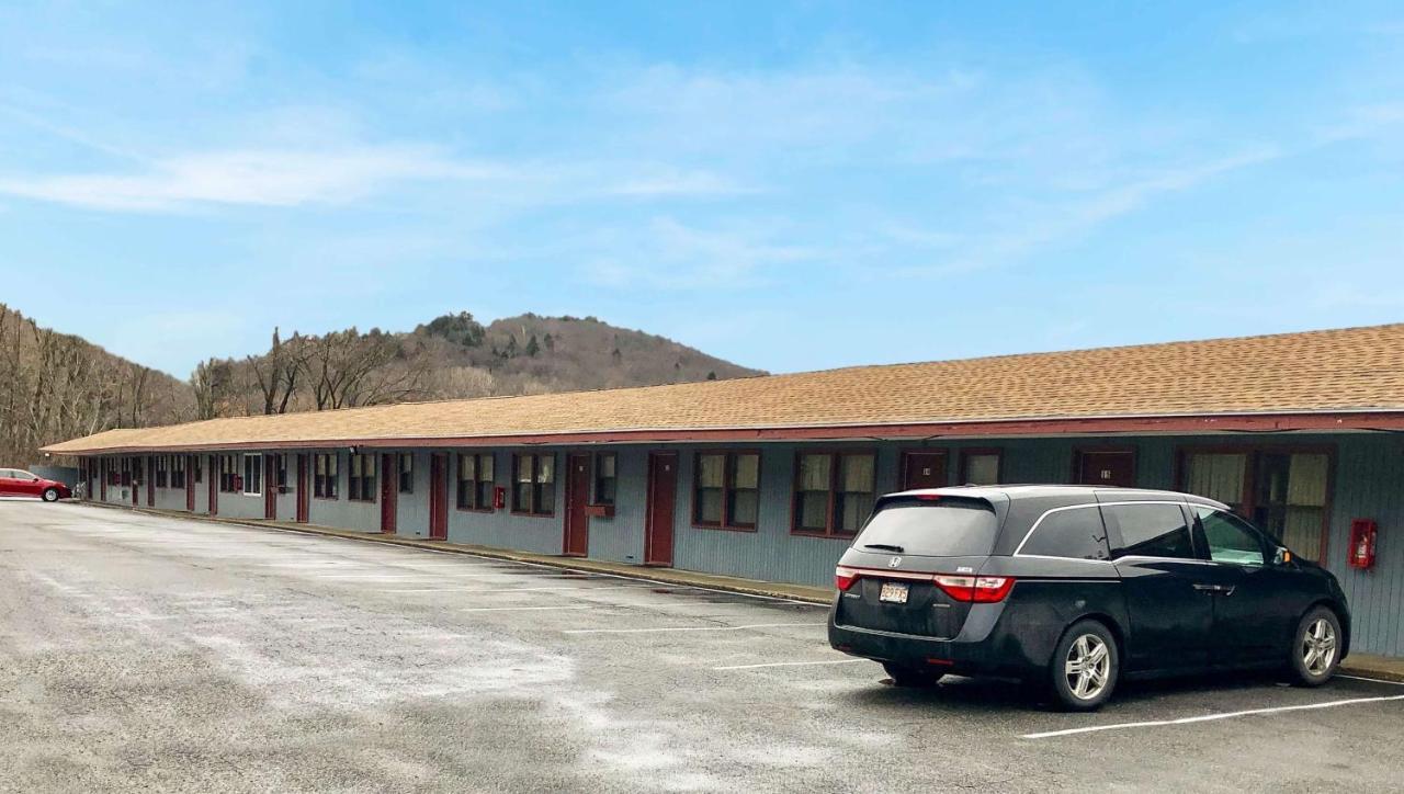 Pleasant Valley Motel West Stockbridge Экстерьер фото